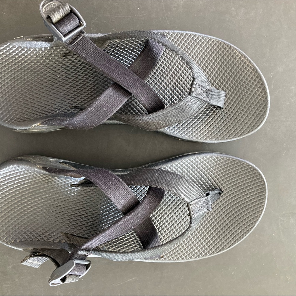 Chaco FlipFlop with adjustable stretch crisscross webbing